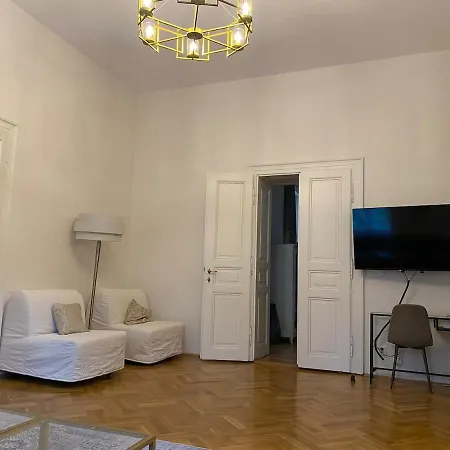 Museum Quarter Elegance דירה